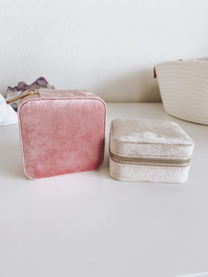 
            
                Load image into Gallery viewer, Velvet jewelry box pink
            
        