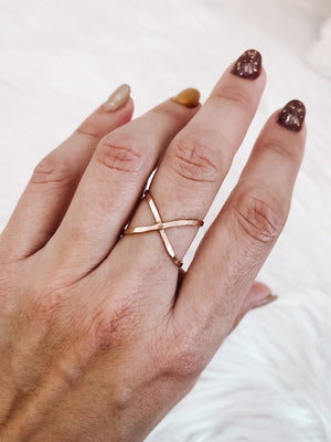 
            
                Load image into Gallery viewer, Hammered x ring gold
            
        