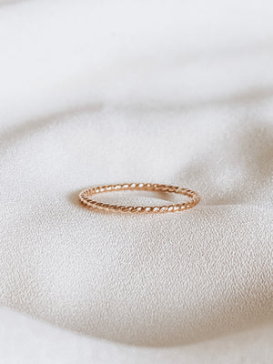 
            
                Load image into Gallery viewer, Twist Stackable Ring Gold
            
        