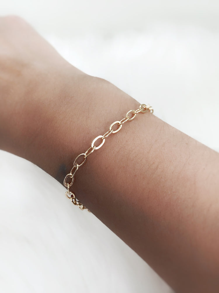 
            
                Load image into Gallery viewer, Oval Lola Chain Bracelet, 
            
        