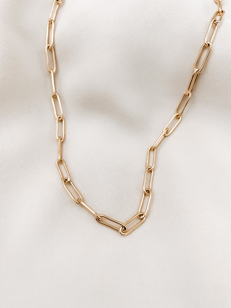 
            
                Load image into Gallery viewer, paperclip chain necklace gold 
            
        